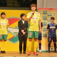 トップチームの新体制発表会でレディースのあいさつをする林（中央）＝１５日、千葉市
