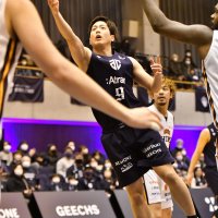 Ａ千葉―愛媛　第３クオーター、シュートを放つＡ千葉の藤本＝２２日、大網白里アリーナ
