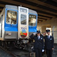 保管されている「ゲンコツ電車」（奥）を活用したトレインカフェを企画した新入社員の宮田さん（左）と葛見さん