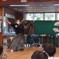 狂言の型（かた）を披露する山本凜太郎さん（左）＝館山市の神余小
