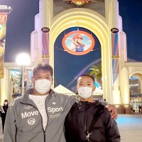 専大松戸の平野大地（右）と父の勝広さん＝２０２１年３月（家族提供）