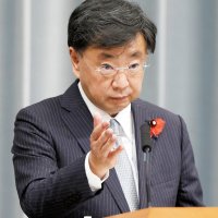 会見で記者の質問に答える松野官房長官＝２０２１年１０月、首相官邸
