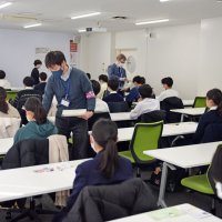国公立大２次試験前期日程に挑む受験生ら＝２５日、千葉市稲毛区の千葉大学西千葉キャンパス
