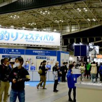 ３年ぶりにリアル開催された釣りフェスティバルの会場＝横浜市
