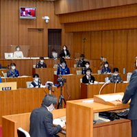 子ども議員堂々質問　八街・模擬議会に小中高１４校　商店街が衰退、どう活性化　通学路の安全、対策推進を