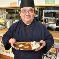たてやま海自カレーを手に持つ「里見茶屋」の西郷さん＝館山市
