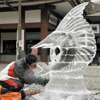 氷の塊を美しいカジキの形に仕上げていく職人＝５日、成田市の成田山新勝寺
