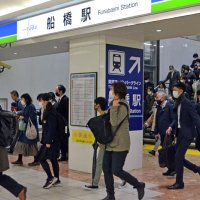 マスクを着けて歩く通勤客ら＝１３日午前７時半ごろ、東武野田線船橋駅