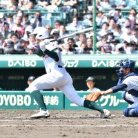 常葉大菊川─専大松戸　１回裏専大松戸１死満塁、中前に先制の２点打を放つ太田＝甲子園
