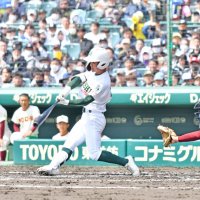 高知－専大松戸　２回裏専大松戸１死二塁、広川が右越えに本塁打を放つ＝甲子園