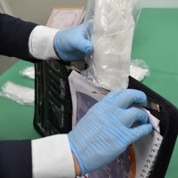 スーツケースや書類ケースを二重に加工して不正薬物を密輸する事件などが摘発された＝成田空港第２ターミナル
