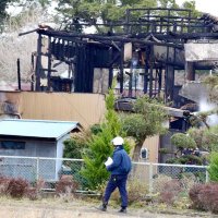 全焼住宅から２遺体　不明の高齢夫婦か、妻は足が不自由　茂原