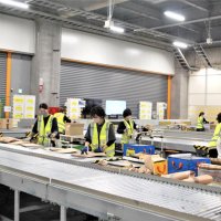 国際女性デーに合わせ、女性従業員だけで操業した船橋市内のアマゾンジャパン配送拠点＝８日午前
