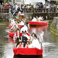 春祭りあでやか十二単　香取・佐原ひな人形姿で船上パレード　古びなや御殿飾り展示も