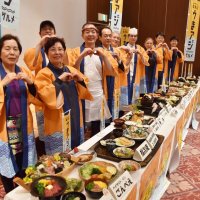 アジを使ったご当地グルメを開発した市内事業者ら＝南房総市
