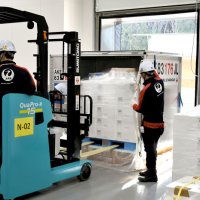 成田市場で航空機用のコンテナに輸出する鮮魚を積み込むＪＡＬの作業員