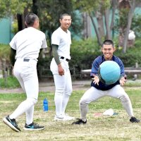 練習する専大松戸の吉田（右）ら選手たち