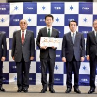 県奨学金に企業出資へ　施設退所者の進学支援　地銀３行が１８００万円