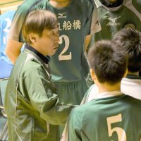 生徒を指導する石井元教諭＝２０１８年１１月、千葉市稲毛区
