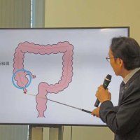 会見で病気について説明する田中市長（右）＝市川市