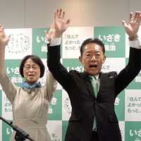 流山市長選で６選を決め万歳する井崎氏＝２３日午後１１時ごろ、流山市
