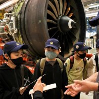 芝山小児童が見学ツアー　成田空港で地元団体企画　エンジン整備センター訪問