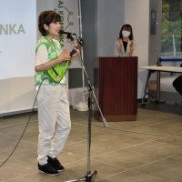 ミニライブでウクレレの演奏を披露する荻野目さん