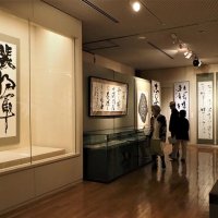 代表作から新作まで約６５点が並ぶ「辻元大雲回顧書展」＝袖ケ浦市
