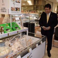 常設の売り場を視察する神谷市長（右から２人目）＝７日、そごう千葉店
