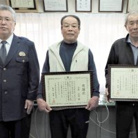 海から女性の叫び声　桟橋から転落した２０代女性を漁師が救助　船出動、引き揚げた後は毛布で保温　２人に感謝状　富津