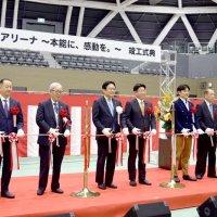 完成を祝いテープカットをする神谷市長（左から３人目）ら