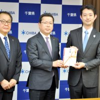 新中１生事故防止へ　自転車反射材を寄贈　コスモス交安協が千葉県に
