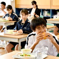 「かとりバーガー」給食　入学、進級祝い特別献立　香取の小中校　地産マッシュルームや水郷どり