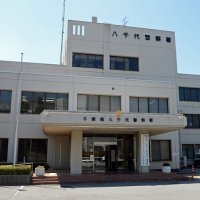 【速報】バイクの警察官が死亡　八千代の国道１６号　街路灯に衝突、帰宅中に単独事故か