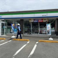 乗用車が突っ込んだ「ファミリーマート香取木内店」＝２５日、香取市