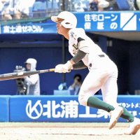高崎健康福祉大高崎─専大松戸　８回表専大松戸１死一、二塁、中前に適時打を放つ大森＝横浜