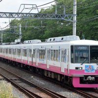 高校野球「応援トレイン」運行始まる　夏の千葉県大会に合わせ新京成電鉄　球児のイラストをラッピング