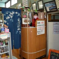 創業時から使用している番台に座る三知子さん