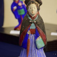 和装にマントを合わせた明治風俗の芝原人形「女教師」
