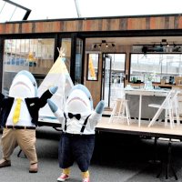 ぬいぐるみ商品でおなじみのキャラクター「ブローハイ」の親子も登場し、トレーラーハウスを紹介。車輪付きで、けん引走行できる＝船橋市