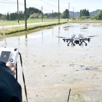 ドローンでじかまき　労力と時間大幅に削減　いすみの水田