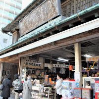 大正時代の建物と看板で営業を続ける廣瀬直船堂。店内奥には明治時代の看板も＝船橋市
