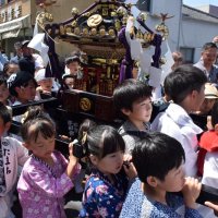 商店街活性願い神輿渡御　匝瑳　子ども担ぎ手も熱気