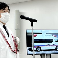出発セレモニーであいさつする岡本院長