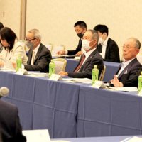 官民連携会議で県事務局に質問する委員ら＝９日、千葉市中央区