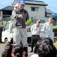 田植え作業のこつを教える保全隊のメンバー