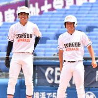 高崎健康福祉大高崎との決勝で２点適時打を放った木更津総合の水野（左）＝２８日、横浜