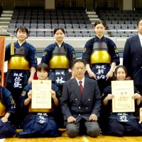 女子団体優勝の翔凜の選手ら