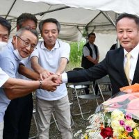 再選を決め、支援者と喜び合う椿氏＝１３日、神崎町