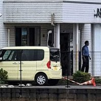 軽乗用車が突っ込んだ八街幹部交番＝２３日午前１１時２０分ごろ、八街市（提供写真）